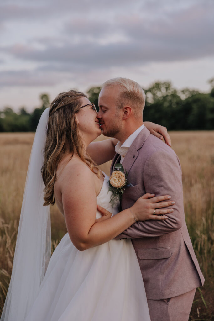 Bruidsfotografie fotoshoot bruidspaar graanveld