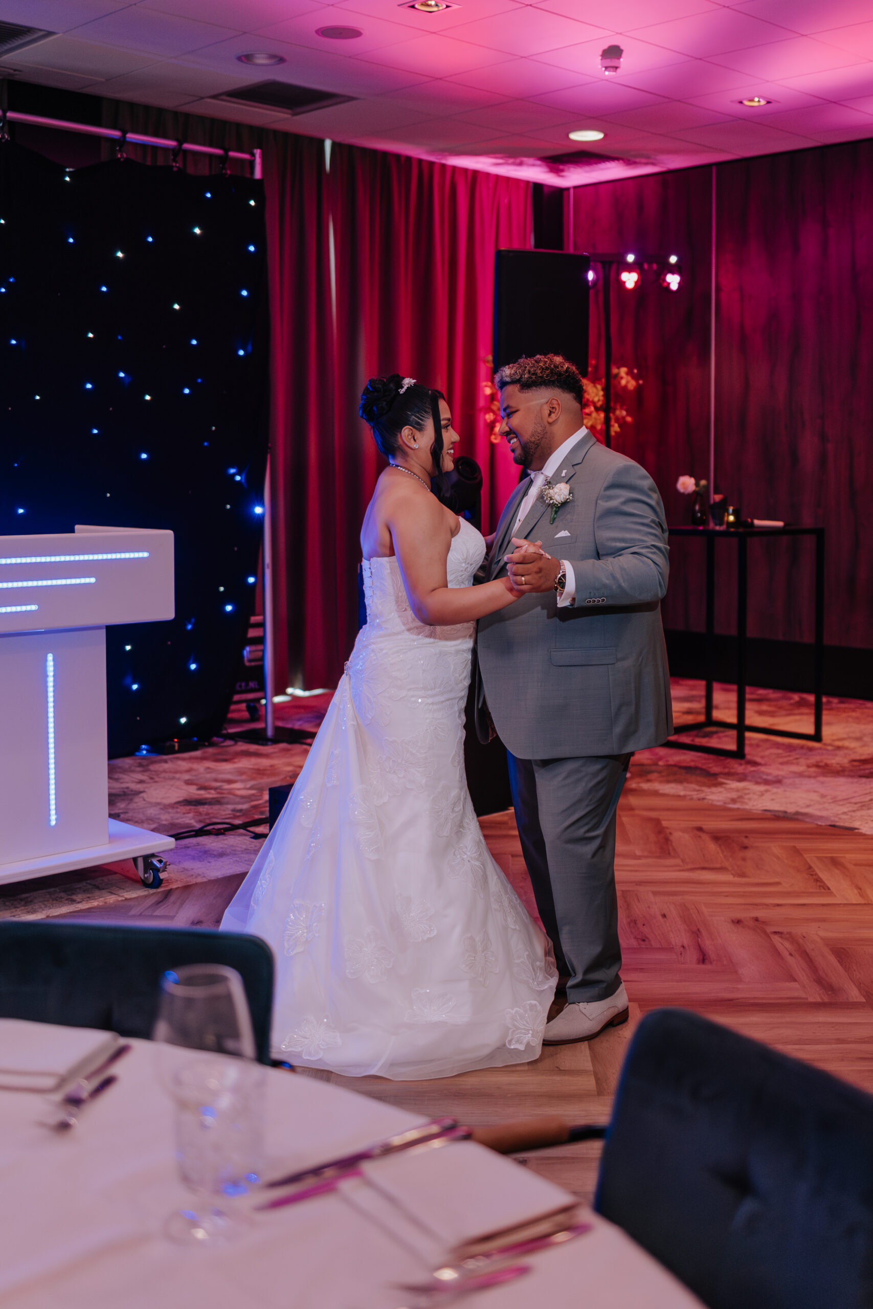 Bruidsfotograaf openingsdans Van der Valk Almere 