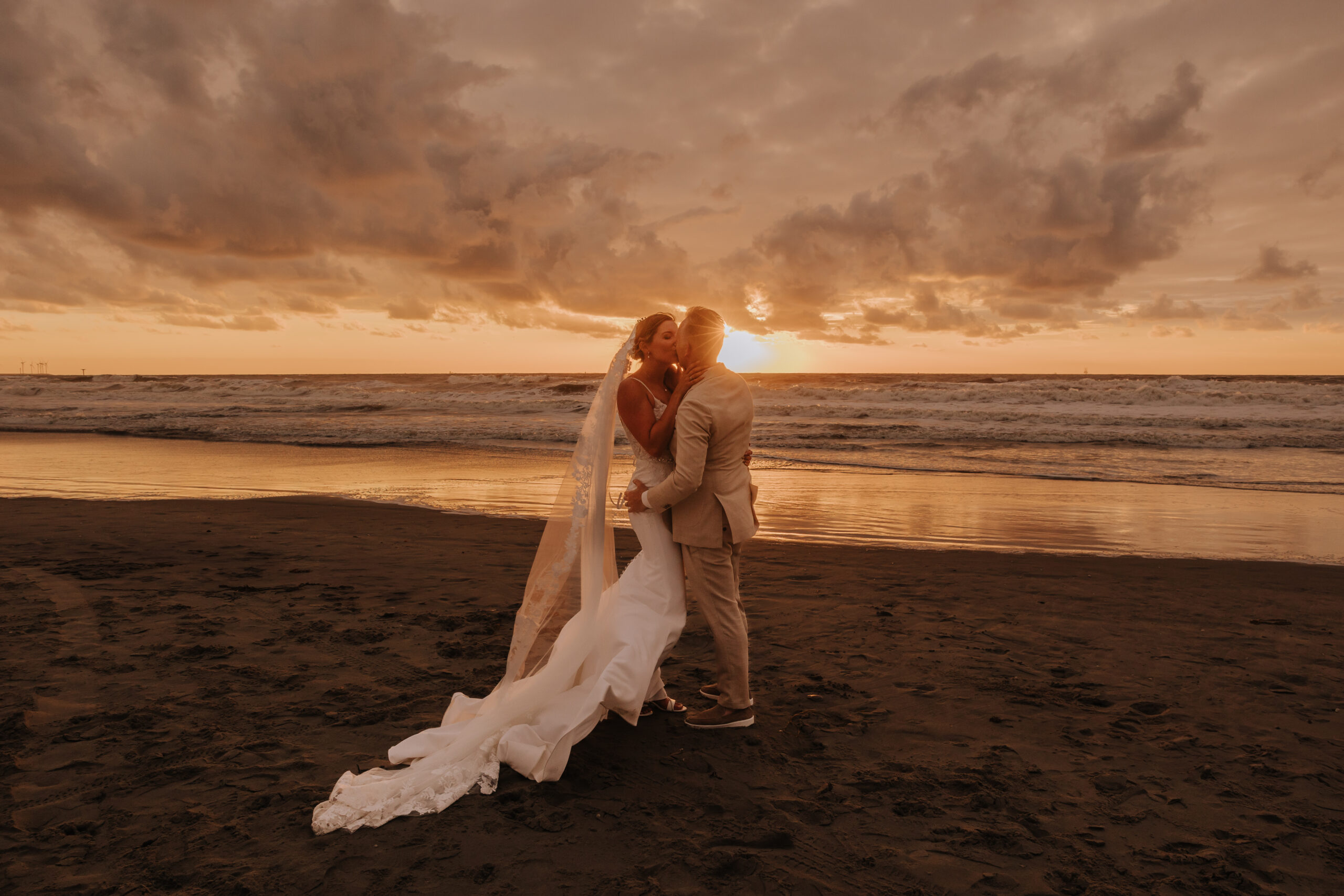 Bruidsfotografie fotoshoot zonsondergang Strandpaviljoen Zomertijd 's-Gravenzande